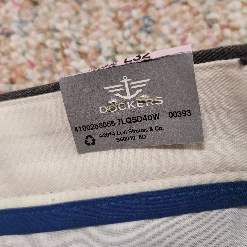 Dockers Pants Mens 32x32 Grey Easy Khaki Straight Fit Flat Front Slacks Prep New